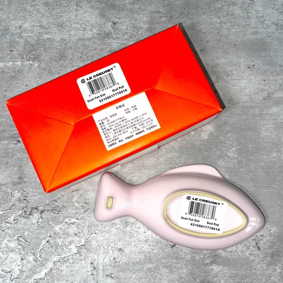 Le Creuset Small Fish Dish - Shell Pink - Picture 2 of 2